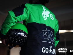 Salut! Driver Go-Jek Ini Lamar Kekasihnya di Mal