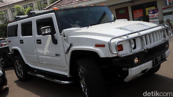 Foto: Mobil Sitaan Bos First Travel Parkir di Kejari