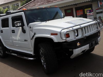 Foto: Mobil Sitaan Bos First Travel Parkir di Kejari