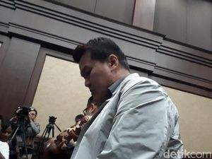 Hadapi Tuntutan, Andi Narogong Hanya Diam dan Menunduk