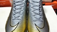 Sepatu spesial untuk merayakan Ballon dOr 2017 ini sendiri kabarnya akan dirilis terbatas, hanya diproduksi 1.000 pasang. (Foto: Instagram @fuzzflangerboot)