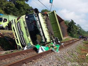 Truk Terguling Tutup Jalur Kereta di Tasikmalaya
