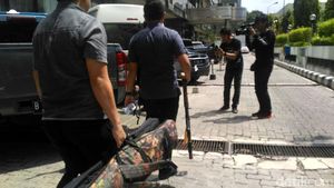 Foto: Airsoft Gun hingga Mobil First Travel yang Diserahkan ke Kejari