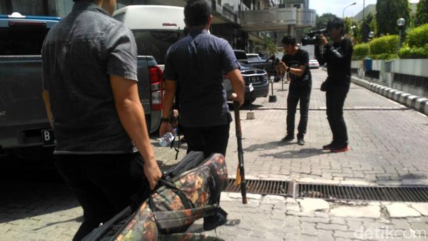 Foto: Airsoft Gun hingga Mobil First Travel yang Diserahkan ke Kejari