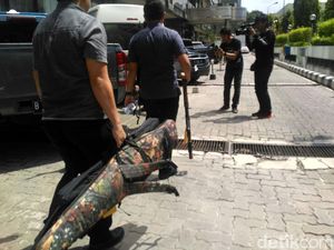 Foto: Airsoft Gun hingga Mobil First Travel yang Diserahkan ke Kejari