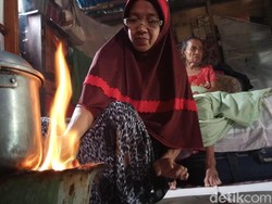 Elpiji Langka, Warga Maros Beralih ke Kayu Bakar