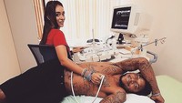 Gameeva menjalankan tugasnya memeriksa kondisi kesehatan para pemain Spartak Moskow. Kali ini, Luis Adriano yang diperiksa. (Foto: dok. Instagram -- @gameeva_victoria)