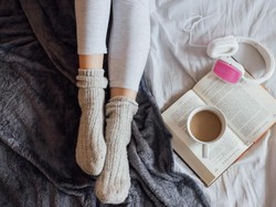 4 Alasan untuk Selalu Copot Kaus Kaki Saat Masuk Rumah