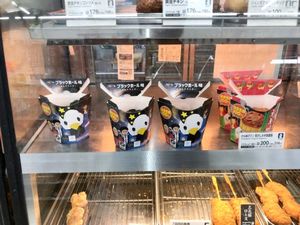 Kayak Apa Ya Rasanya Ayam Goreng yang Hitam Pekat Ini?