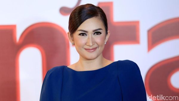 Apa Kabar Nafa Urbach? Ini 10 Pose Manisnya Bersama Makanan