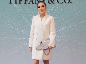 Nindy Ayunda Bergaya Pantless Seperti Gigi Hadid, Siapa yang Lebih Keren?