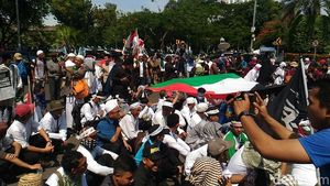 Foto: Bendera Palestina Dibentangkan di Aksi Demo depan Kedubes AS