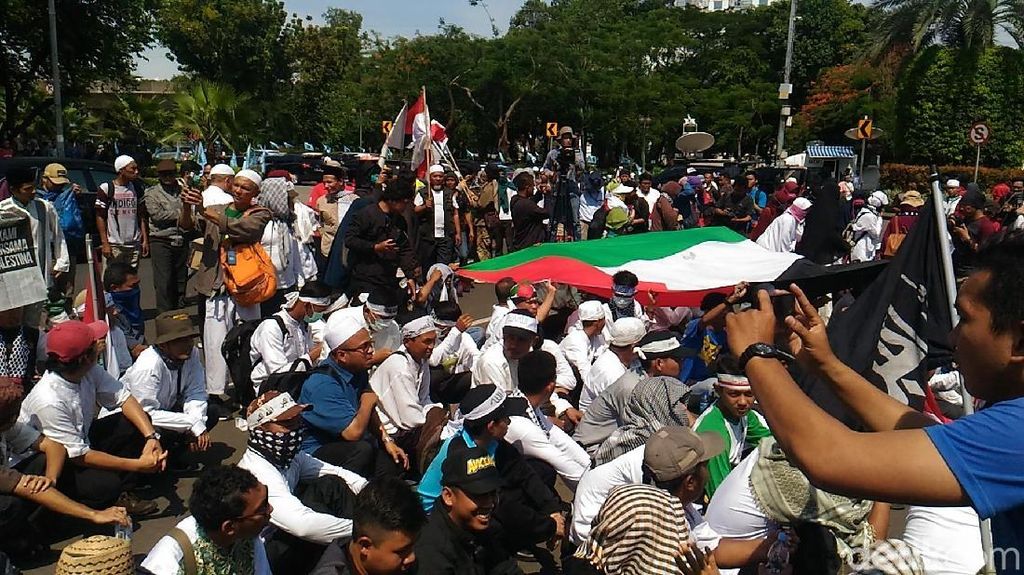 Foto: Bendera Palestina Dibentangkan di Aksi Demo depan Kedubes AS Foto: Bendera Palestina Dibentangkan di Aksi Demo depan Kedubes AS