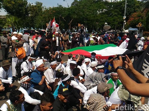 Foto: Bendera Palestina Dibentangkan di Aksi Demo depan Kedubes AS