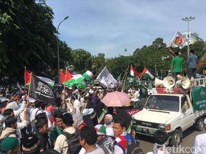 Massa Pendemo Kecewa Tak Bisa Bertemu Pihak Kedubes AS Massa Pendemo Kecewa Tak Bisa Bertemu Pihak Kedubes AS