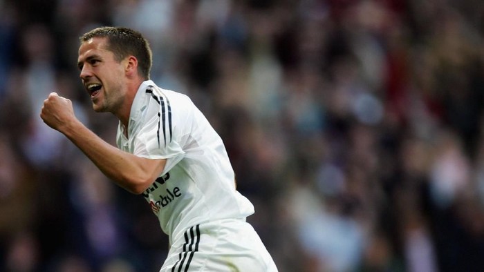 Michael Owen MADRID, SPAIN - APRIL 10: Real's Michael Owen celebrates after scoring a goal during a Primera Liga soccer match between Real Madrid and Barcelona at the Bernabeu on April 10, 2005 in Madrid, Spain. (Photo by Denis Doyle/Getty Images)