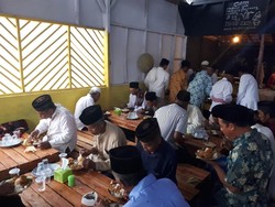 Setiap Jumat, Warung Ini Beri Makan Gratis untuk Dhuafa
