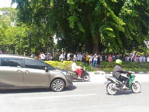 Usai Jumatan, Massa Aksi Kembali Datangi Kedubes AS Usai Jumatan, Massa Aksi Kembali Datangi Kedubes AS