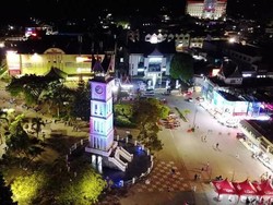 Penampakan Jam Gadang Kala Malam