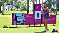 Farah Quinn Ikuti Turnamen Golf Mercy