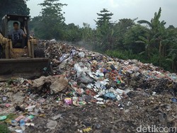 Pemkab Cirebon Angkut Tumpukan Limbah Alat Medis