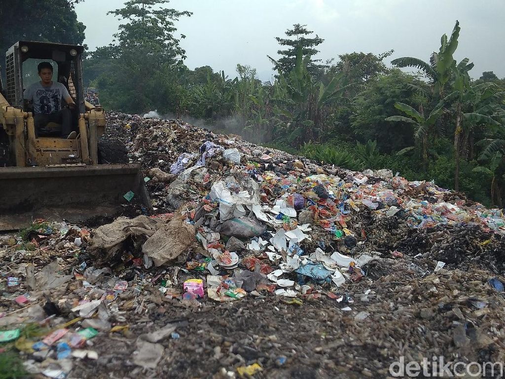 Pemkab Cirebon Angkut Tumpukan Limbah Alat Medis Pemkab Cirebon Angkut Tumpukan Limbah Alat Medis