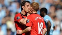 Paul Scholes mendapat ciuman di bibir dari Gary Neville usai mencetak gol kemenangan di menit-menit akhir pada derby 2010. (Laurence Griffiths/Getty Images)