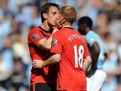 Saking senangnya, Neville merayakan gol itu dengan menciup telak Paul Scholes. Tepat di bibir. Foto: Laurence Griffiths/Getty Images