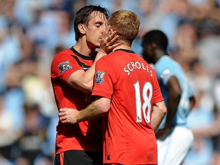 MANCHESTER, ENGLAND - APRIL 17:  Paul Scholes of Manchester United is kissed by team mate Gary Neville after scoring the winning goal during the Barclays Premier League match between Manchester City and Manchester United at the City of Manchester Stadium on April 17, 2010 in Manchester, England.  (Photo by Laurence Griffiths/Getty Images)