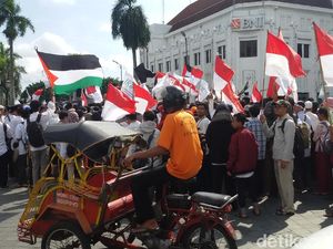 Aksi Kecam Donald Trump Berlangsung di Titik Nol Kilometer Yogya Aksi Kecam Donald Trump Berlangsung di Titik Nol Kilometer Yogya