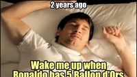 Messi ditampar Ronaldo! Tapi, itu cuma di meme. Messi dibangunkan CR7 karena raihan 5 ballon dOr pemain asal Argentina itu disamai Ronaldo. (Foto: dok.Twitter)