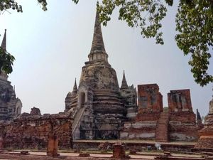 Kuil dengan Ratusan Patung Buddha Kuil dengan Ratusan Patung Buddha