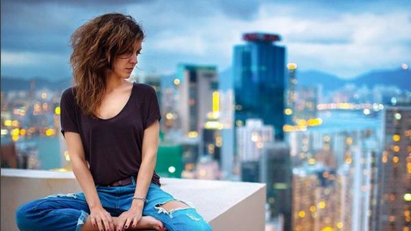 Keren! Model Cantik Bernyali Tinggi Pose di Ketinggian