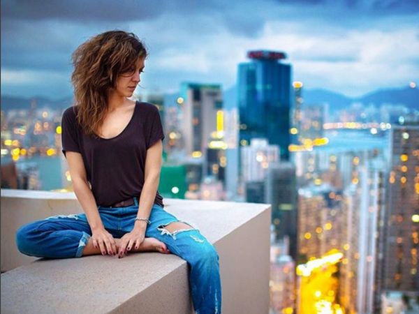 Keren! Model Cantik Bernyali Tinggi Pose di Ketinggian