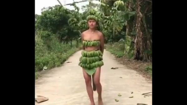 Foto: Kocak, Pria China Bikin Fashion Show Victorias Secret Pakai Pisang