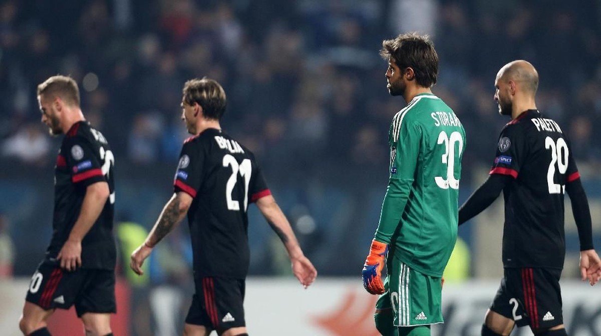 Para pemain Milan tertunduk lesu setelah kalah dari Rijeka (Antonio Bronic/Reuters)