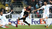 Milan berusaha menipiskan ketertinggalan, tapi tak satu pun dari percobaan mereka mengarah ke gawang Rijeka. Foto: Antonio Bronic/Reuters