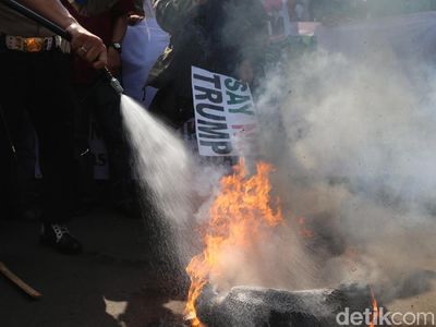 Foto: Polisi Padamkan Ban yang Dibakar Massa di Kedubes AS
