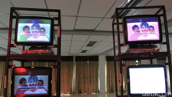 Unik Banget! Puluhan Monitor Bekas Jadi Karya Seni di BIDAF 2017