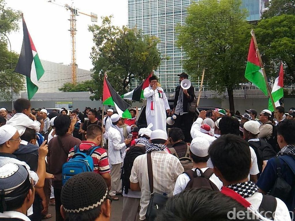 Protes Trump Soal Yerusalem, Massa Bergantian Demo di Kedubes AS Protes Trump Soal Yerusalem, Massa Bergantian Demo di Kedubes AS