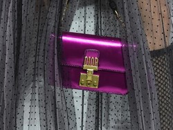 Ketagihan Barang Serba Ungu, Wanita Ini Punya Utang Rp 650 Juta