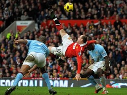 Tendangan salot Wayne Rooney terjadi pada 2009. Manchester United dalam laga tersebut menang 2-1. (Foto: AFP PHOTO/ANDREW YATES)