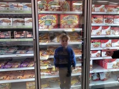 Foto: Kocak, Tingkah Anak-anak yang Bosan Saat Diajak Orangtua Berbelanja