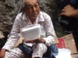 Pria Lansia Telantar di Got, Anak Diimbau Merawat Agar Tak Durhaka