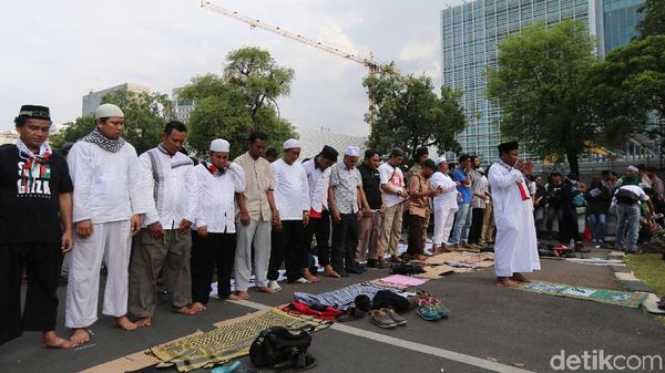 Momen Pendemo Salat Berjemaah di Depan Kedubes AS