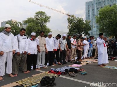 Momen Pendemo Salat Berjemaah di Depan Kedubes AS