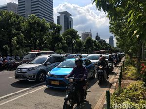 Demo di Depan Kedubes AS, Lalin dari Patung Kuda ke Gambir Macet Demo di Depan Kedubes AS, Lalin dari Patung Kuda ke Gambir Macet