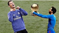 Lionel Messi menyerahkan trofi kepada Ronaldo. Meme itu berasal dari selebrasi jemur baju La Pulga di salah satu laga bersama Barcelona. (Foto: dok.Twitter)
