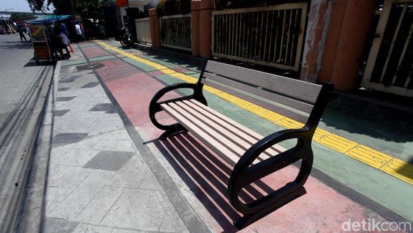 Trotoar di Jalan Yos Sudarso Kian Cantik dan Nyaman