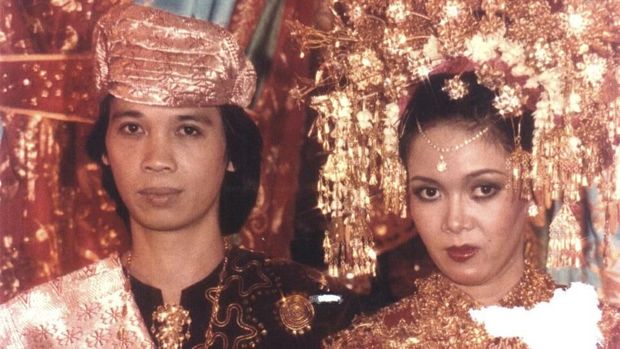 Chrisye saat menikahi Damayanti Noor pada 1982.